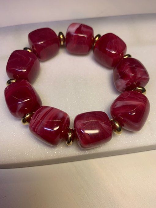 Bracelet élastique Christiane de perles cubiques acrylique Framboise et séparateurs dorées