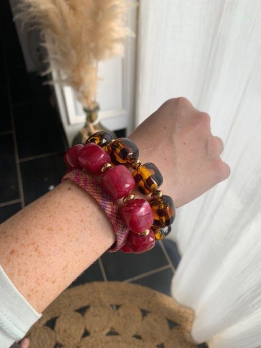 Bracelet élastique Christiane de perles cubiques acrylique Framboise et séparateurs dorées