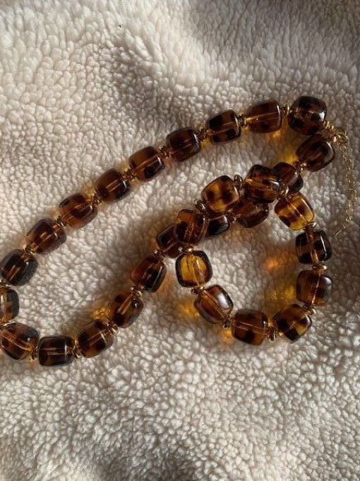 Bracelet élastique Christiane de perles cubiques  acrylique léopard et séparateurs dorées